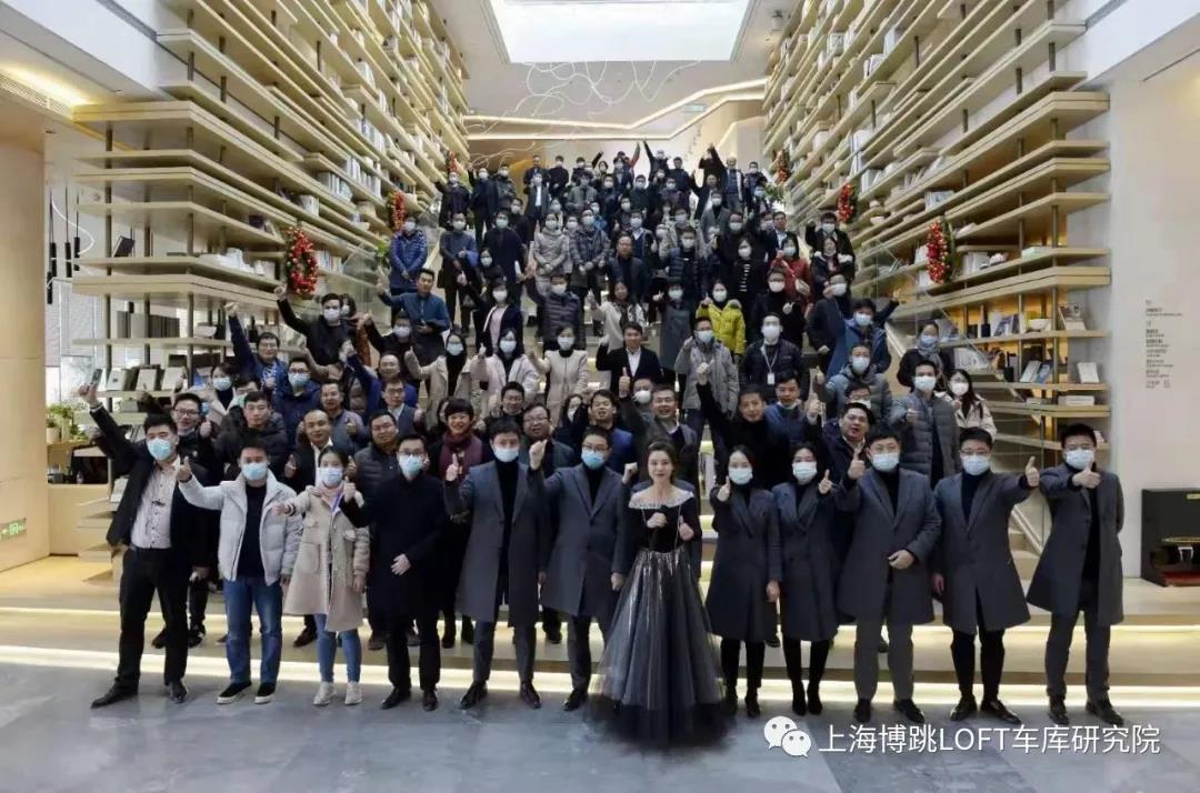 六盘水全国一百多人在华侨城汉口道6号参观研讨LOFT专利车库技术！